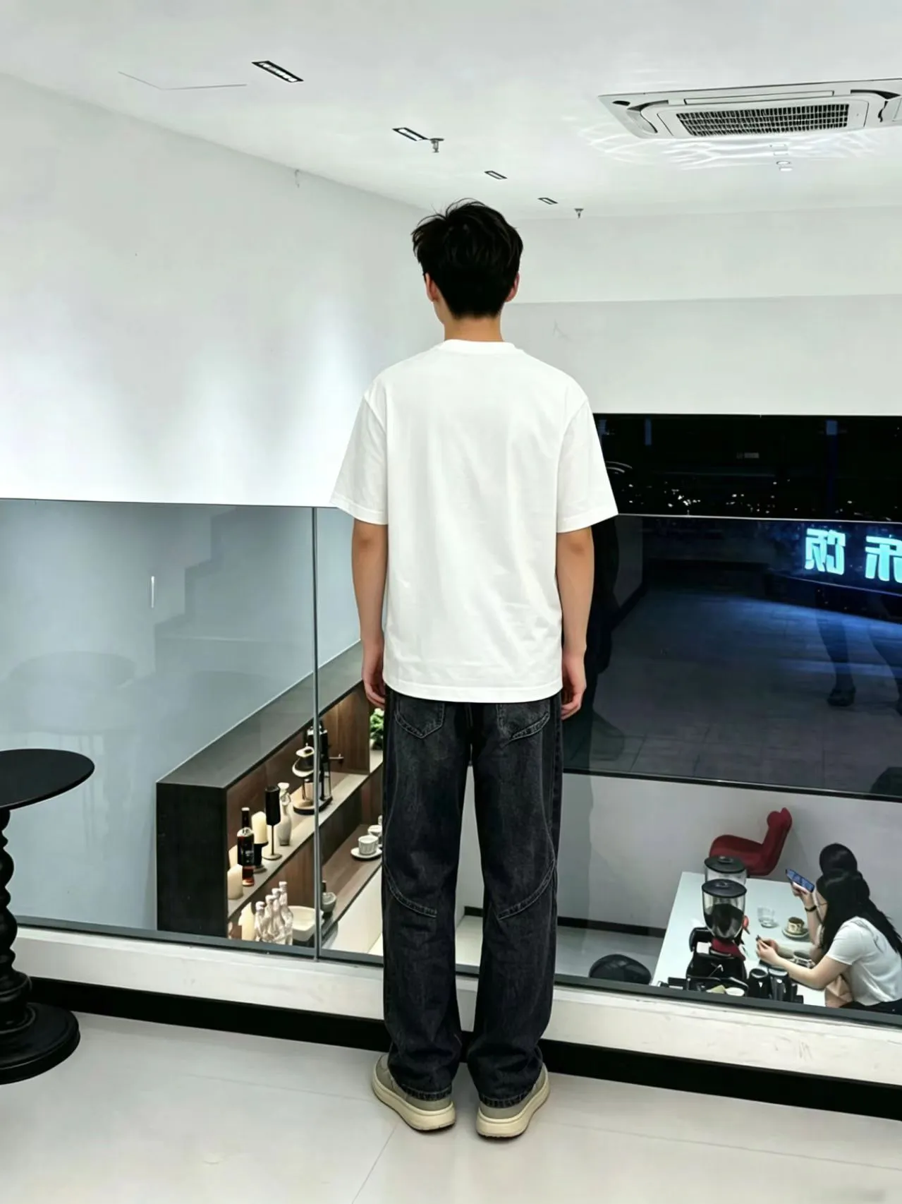 √